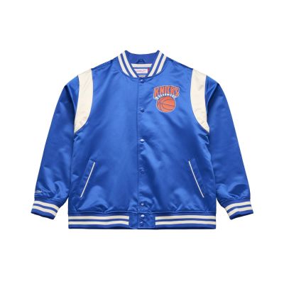 Mitchell & Ness NBA Retro Roots Lightweight Satin Jacket New York Knicks - Azul - Jaqueta Mitchell & Ness NBA Retro Roots Lightweight Satin Jacket New York Knicks - Azul - Jaqueta